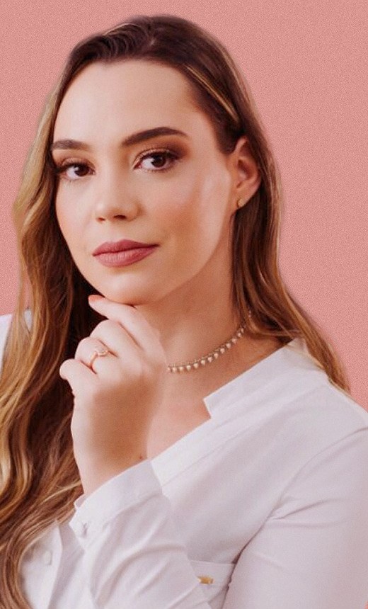 Gabriela Dobre em retrato, de camisa branca